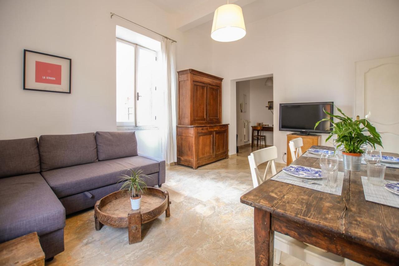 Spacious Apartment With Big Terrace At Colosseum Roma Exterior foto